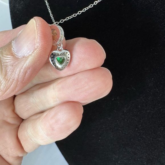 Elegant Silver Necklace with Green Heart Pendant - Picture 5 of 6